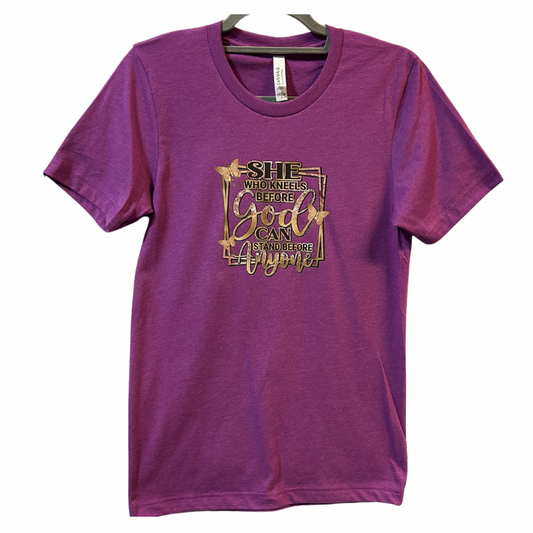 T-shirt Heather Magenta “She Who Kneels before God…” ￼